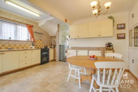 KITCHEN/DINER: