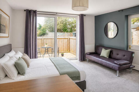 Here is a great opportunity for a professional person to rent a small but modern and comfortably furnished studio, with its own courtyard garden, in a convenient North Bristol location, and it's avail
