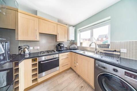 8 Riverside Mews kitchen.jpg