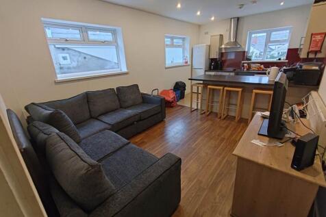 4 Bedroom Flat in CF24 4BG