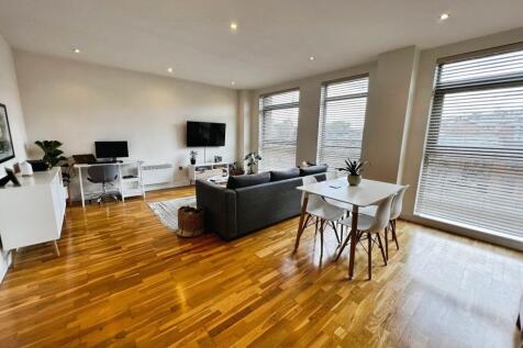 Deposit free option available //Fully Furnished //Waterside development //Original character conversion //Spacious open plan living area //Concierge service //10 minute walk to Leeds Centre //Local sh