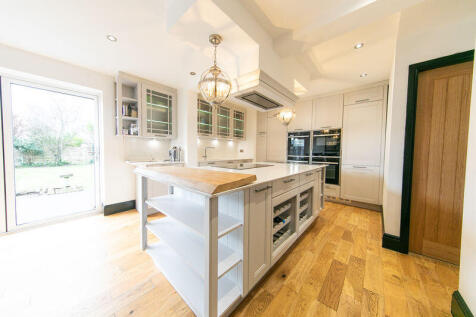 Feature packed Nobilia kitchen