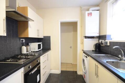2026-27 STUDENT house with FOUR DOUBLE bedrooms set over THREE floors, TWO bathrooms and a separate lounge and separate kitchen. Fully FURNISHED to a high standard. Located within walking distance to