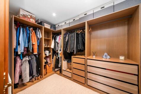 WALK-IN WARDROBE