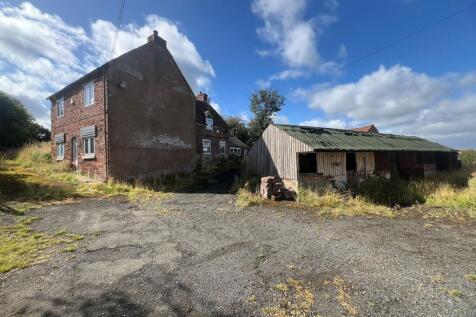 Innage Farm represents a rare chance to purchase a farmhouse with land in a highly desirable location, offering buyers the scope to create their ideal home in a picturesque rural setting. With no upwa