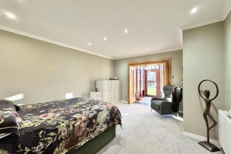 5 bed, 3 bath Detached Bungalow in Glasgow - Photo 13