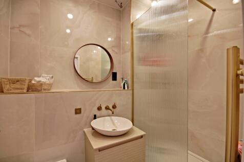 48 Wildcroft Manor - Family bathroom