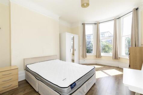 This charming 2-bedroom flat is set within an attractive Victorian conversion, offering a perfect balance of period character and contemporary style. With tall ceilings, sash windows, and elegant fini