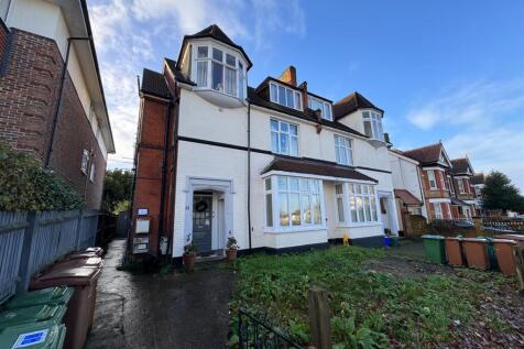 Time2Move are pleased to offer a large studio flat which is available from the 23rd September 2026. The Property is comprised of a large living/sleeping area, an open plan kitchen with gas hob, oven,
