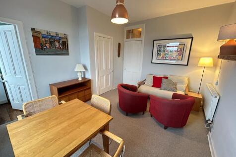 A spacious and pleasant one double bedroom, top floor flat located in the desirable Hillside area of Edinburgh.