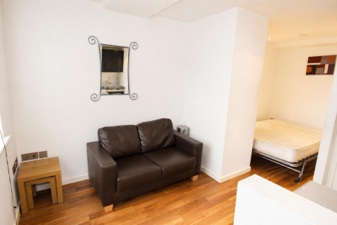 Furnished studio apartment available to let on the 7th floor on Wellington Street. Fantastic location. The property is finished to a very high specification. Walnut wood flooring. Leather sofa. Fold-a