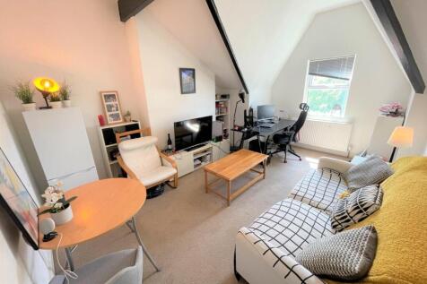 FANTASTIC SECOND FLOOR FLAT – IDEAL FOR WORKING TENANTS - ONE BEDROOM – SEPARATE KITCHEN – ROUNDHAY - FURNISHED – AVAILABLE 1st October – HOLDING DEPOSIT REQUIRED This one bedroom second floor flat is