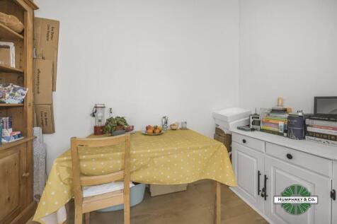 First Floor Flat 5 Leopold Road -014.JPG