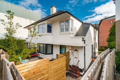 We are proud to bring to market this stunning 2 bedroom, unfurnished, lower villa in the heart of Canonmills. A perfect family home with private front and back gardens in a highly sought after locatio