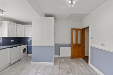 3 bed, 1 bath Semi-Detached Bungalow in Leeds - Photo 5
