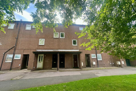 A deceptively spacious two double bedroom (plus useful study room) maisonette with accommodation over three floors in the area of Bramley. Will be of particular interest to professionals seeking a spa