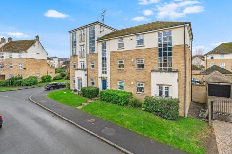 * SPACIOUS APARTMENT * TWO BEDROOMS * FIRST FLOOR * POPULAR HIGH ROYDS DEVELOPMENT * ALLOCATED PARKING SPACE * NO ONWARD CHAIN *