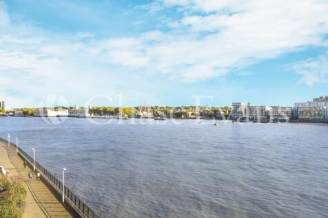 St Davids Square, Is