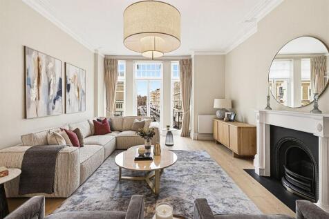 St Georges Court is an elegant Edwardian building with a sweeping private garden for the exclusive enjoyment of residents. Situated In the heart of residential Kensington and only a short walk from Gl