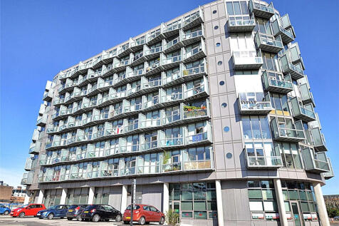 Introducing a stunning studio apartment for rent in the sought-after residential area of 85 Greengate, Salford, M3 7. This stylish apartment offers the perfect blend of modern living and convenience,
