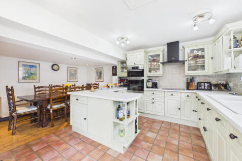 CAM01984G0-PR0564-STILL006