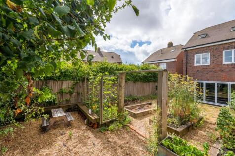 7 Chatfield Close-39.jpg