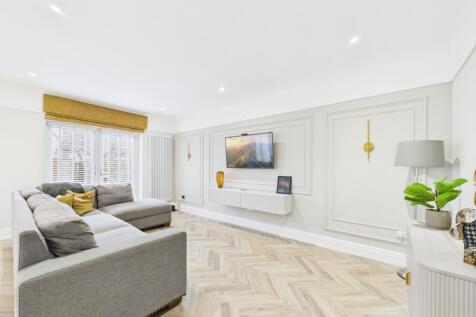 CAM02386G0-PR0165-STILL001