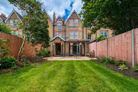 This delightful and larger than average one bedroom ground floor garden flat is situated in a sought after area of Kew/Richmond. Property comprises of a very large master bedroom, bathroom with corner