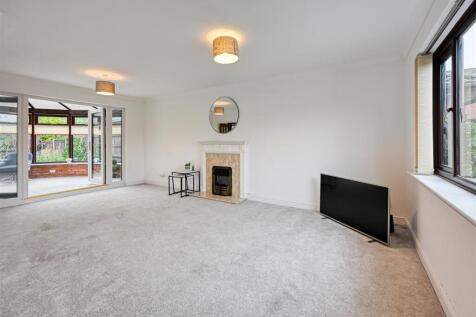 15 Midhurst Grove-3.jpg