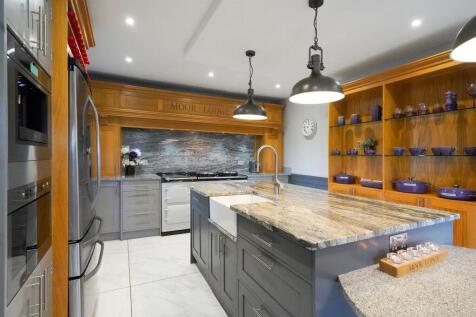 4 bed, 2 bath Detached in Sheffield - Photo 4