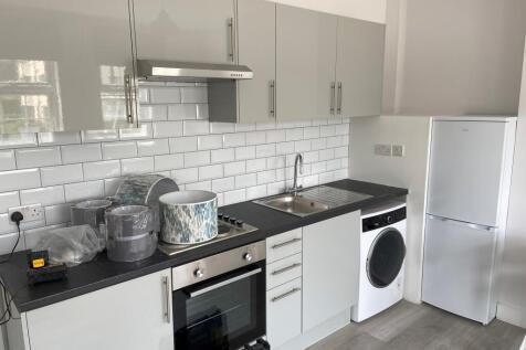 ONE BEDROOM FLAT IN TEMPLE FORTUNE GOLDERS GREEN
This one bedroom flat offers bright, modern living in the sought-after heart of Golders Green, Hallswelle Parade, NW11 0DL.