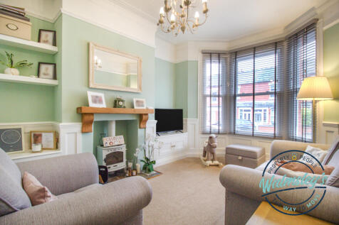 Front sitting room with bay & sitting room