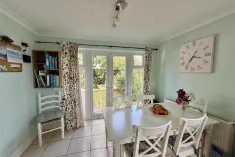 Kitchen/Dining Room: