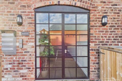 THE ACCOMMODATION COMPRISES: