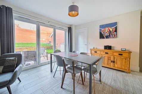 12 Plantation Lane, Towcester (17).jpg