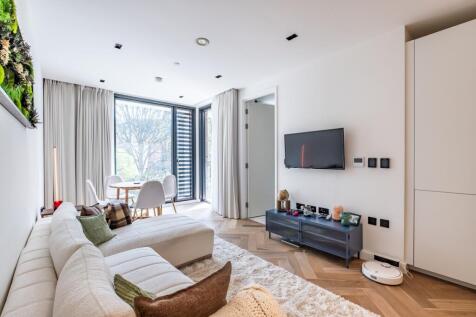 SHORT LET: A charming, exceptionally well finished and immaculately presented flat located moments away from Earls Court and Holland Park.