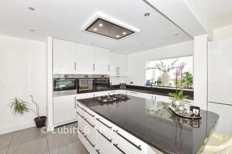Kitchen/ Breakfast Area