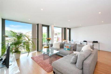 This stunning and exceptionally spacious 2 bed, 2 bath apartment is situated within this highly sought after canal-side development in Angel with 24 hour concierge views over Regents canal basin.