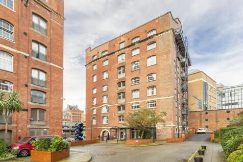 **VIRTUAL VIEWING AVAILABLE** FURNISHED ONE BEDROOM SPLIT LEVEL FLAT IN A PRIME CITY CENTRE LOCATION WITH PRIVATE BALCONY. Suitable for a single professional only.