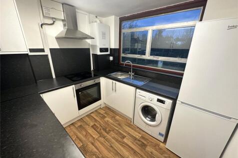 A recently refurbished and spacious first floor two double bedroom maisonette well located only a short walk away from The Broadway and the Thameslink station. The property is accessed from its own fr