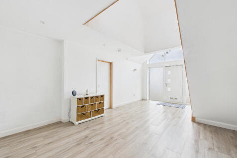 CAM01984G0-PR0530-STILL010