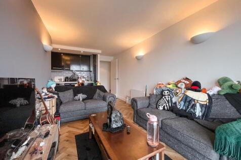 This 11th floor apartment is located at West Point, in the heart of the city on Central Square. Perfectly located, just a 5 minute walk to the train station and on the doorstep of everything the City