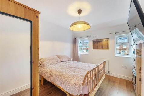118 Coronation Drive bedroom 2 2.jpg