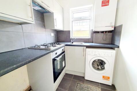 Living Space are pleased to offer this 2 bedroom ground floor Victorian conversion situated in a lovely residential street and within minutes from Manor House tube. The property is neutrally decoarted