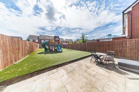 8 Riverside Mews garden.jpg