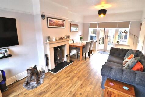 OPEN PLAN LOUNGE/DINING ROOM