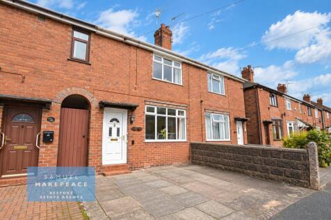 Three Bedroom Town House with Off Road Parking an