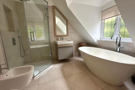 Principal bedroom ensuite