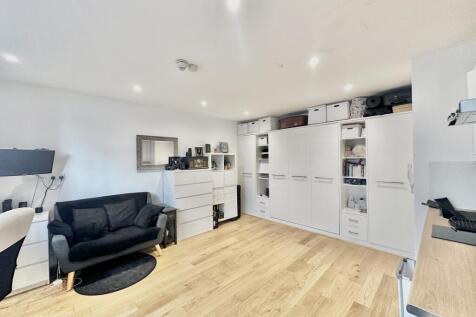 Introducing a spacious studio flat on Coleherne Road with a distinctive set of features for a comfortable living experience. Enjoy the convenience of a private entrance, maximizing your sense of priva