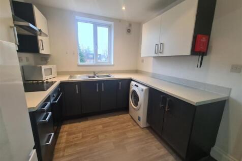 Large two bedroom apartment on the main Stratford Road in Hall Green. Two double bedrooms, large open living/dining room with walk in kitchen, bathroom with shower over bath and two off road car parki
